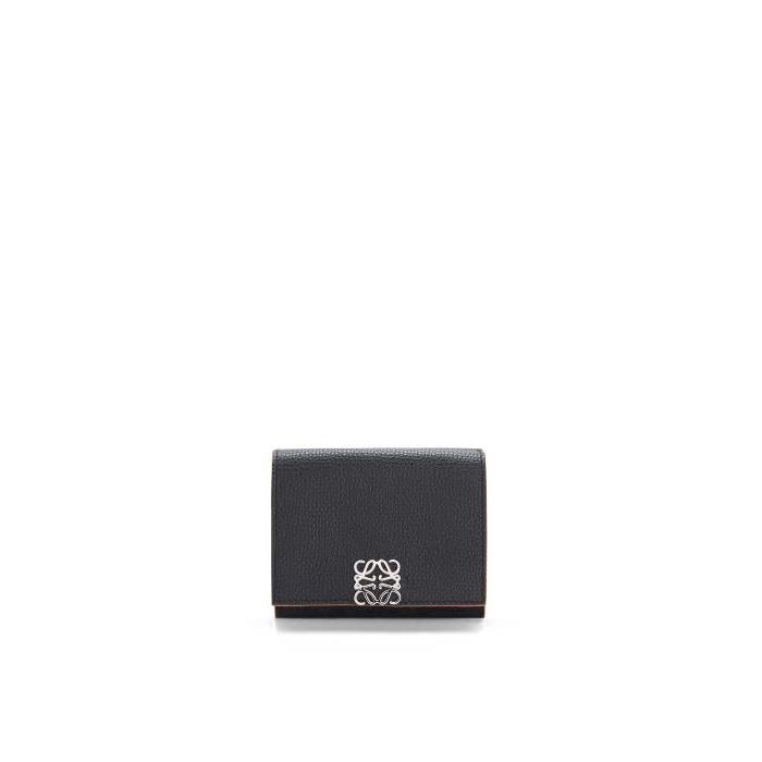 로에베 여성 반지갑 Anagram trifold wallet in pebble grain calfskin Black C821TR2X02-1100이끌라로에베