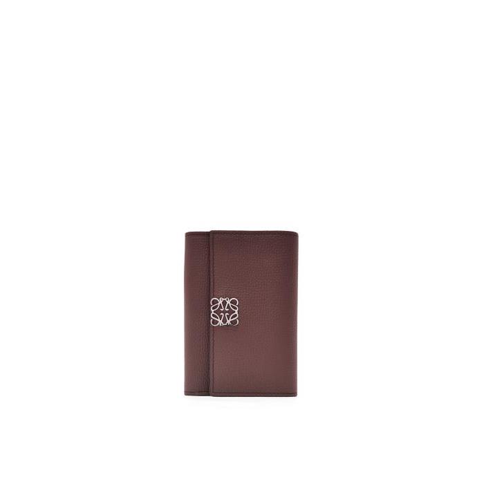 로에베 여성 반지갑 Anagram small vertical wallet in pebble grain calfskin Burgundy C821S33X01-7110이끌라로에베