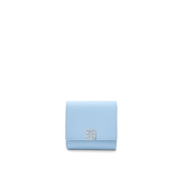 로에베 여성 반지갑 Anagram compact flap wallet in pebble grain calfskin Dusty Blue C821L57X01-5265이끌라로에베