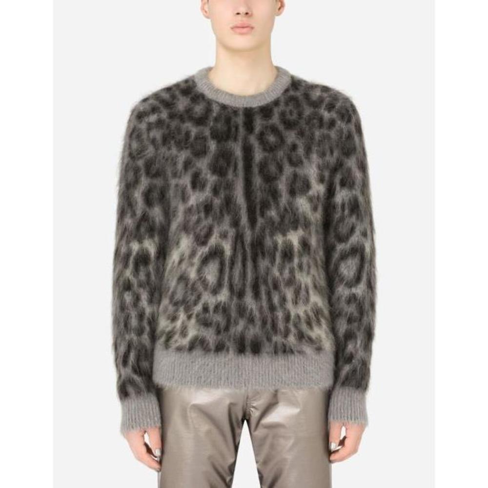 돌체앤가바나 남성 니트웨어 Wool/mohair jacquard round-neck sweater with leopard design GXH60TJCML0S9001이끌라돌체 앤 가바나