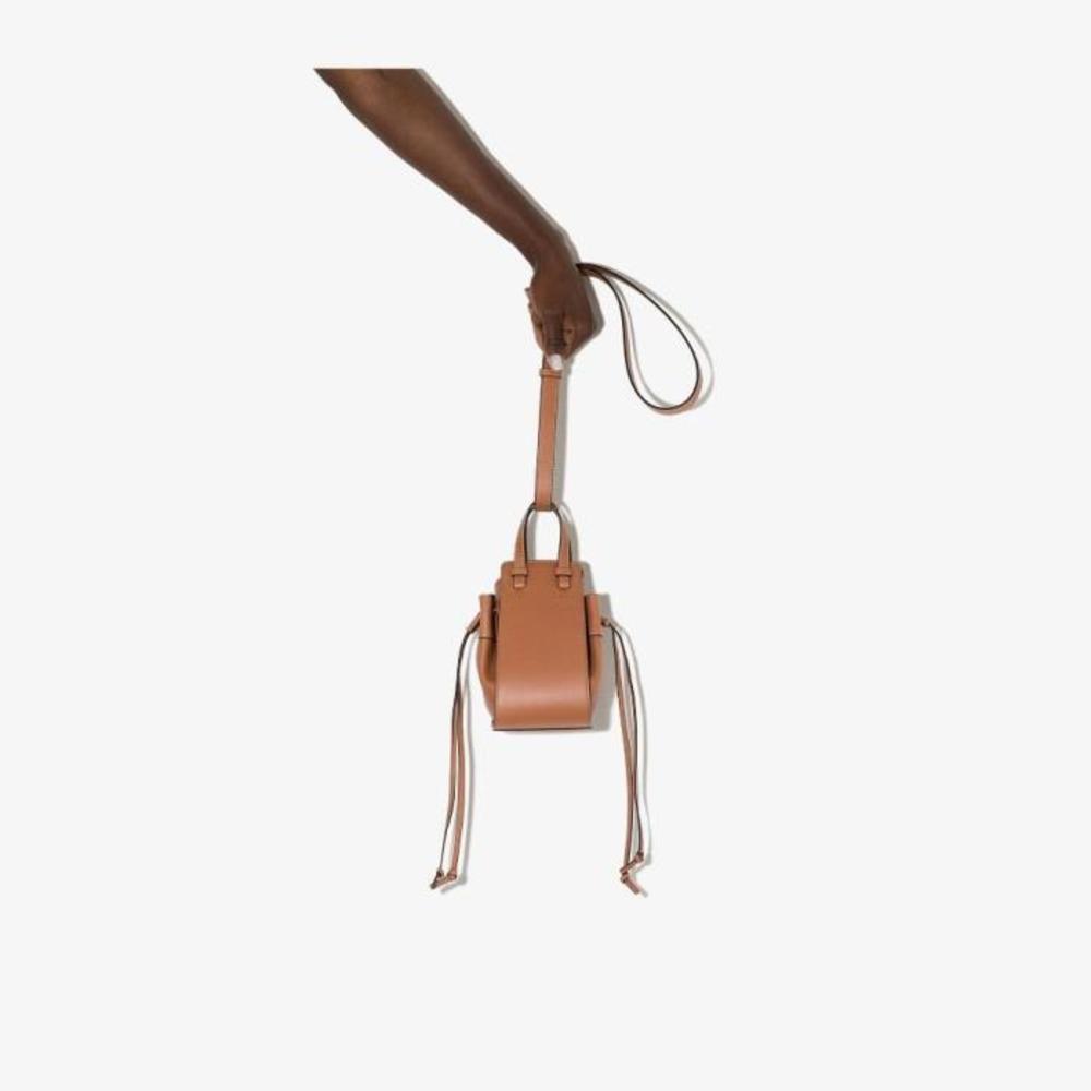 로에베 여성 숄더백 크로스백 brown Hammock mini leather shoulder bag 17514844_31430V07이끌라로에베