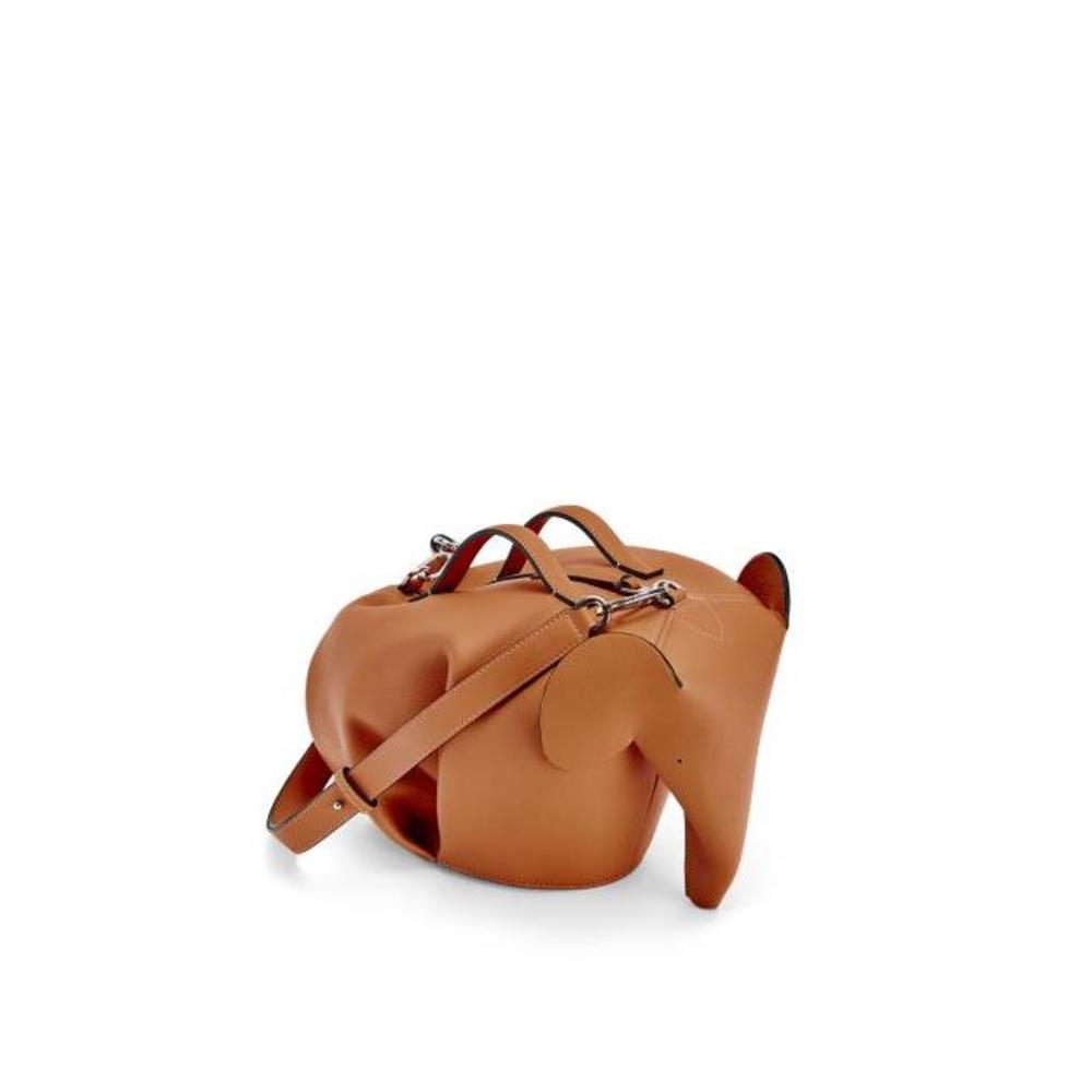 로에베 남성 토트백 탑핸들백 Large Elephant bag in classic calfskin Tan B623A18X01이끌라로에베