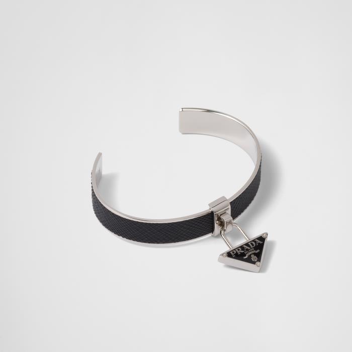 프라다 여성 팔찌 1IB375_053_F0632 Metal and Saffiano leather bracelet이끌라프라다