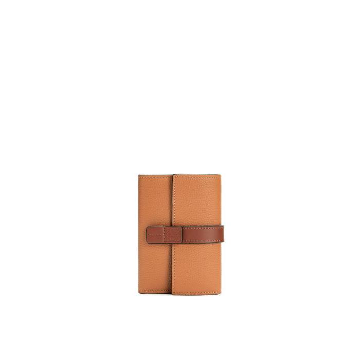 로에베 여성 반지갑 Small vertical wallet in soft grained calfskin Light Caramel/Pecan C660S86X01-3639이끌라로에베