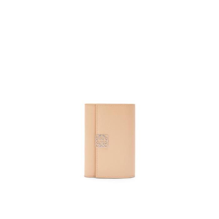 로에베 여성 반지갑 Anagram small vertical wallet in pebble grain calfskin Nude C821S33X01-7620이끌라로에베