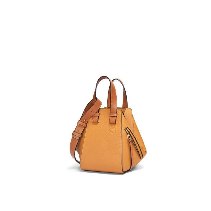 로에베 여성 숄더백 크로스백 Compact Hammock bag in soft grained calfskin Light Caramel A538H13X03-3649이끌라로에베