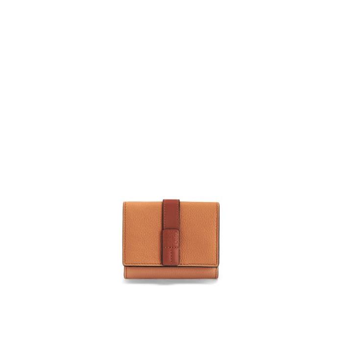 로에베 여성 반지갑 Trifold wallet in soft grained calfskin Light Caramel/Pecan C660TR2X01-3639이끌라로에베