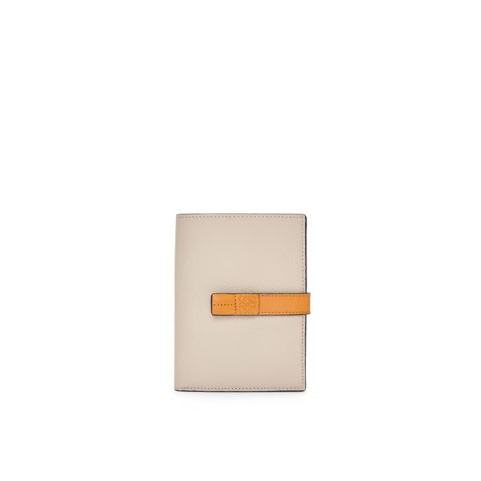 로에베 여성 지갑 Medium vertical wallet in soft grained calfskin Light Oat/Honey C660S87X01-2463이끌라로에베