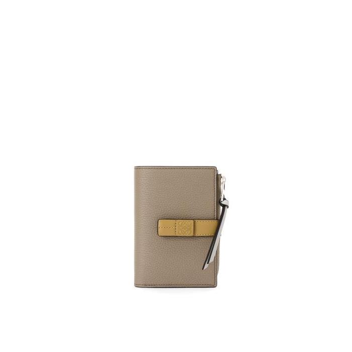 로에베 여성 반지갑 Slim zip bifold wallet in soft grained calfskin Laurel Green/Ochre C660P30X01-1852이끌라로에베