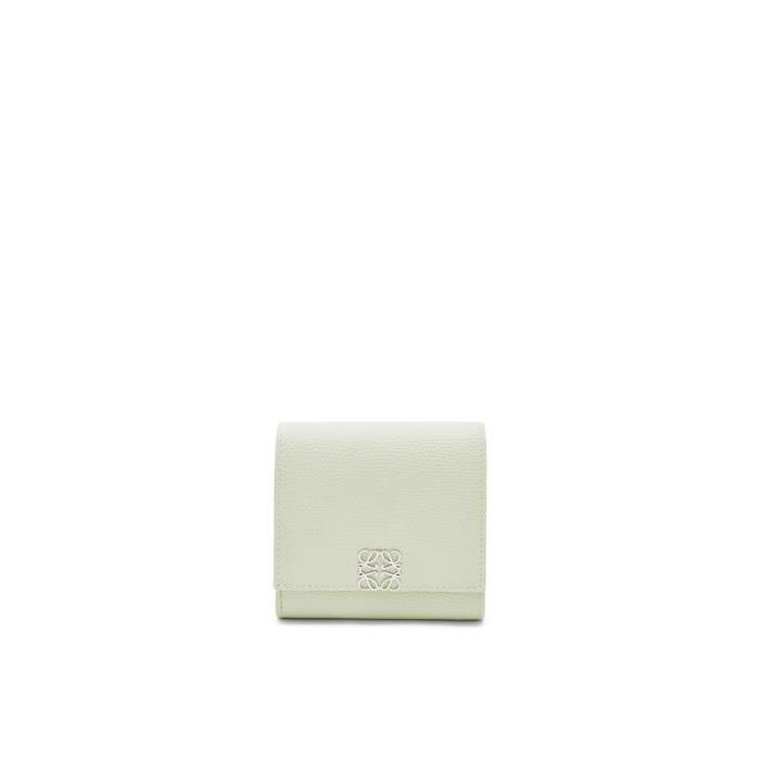 로에베 여성 반지갑 Anagram compact flap wallet in pebble grain calfskin Light Celadon C821L57X01-8763이끌라로에베