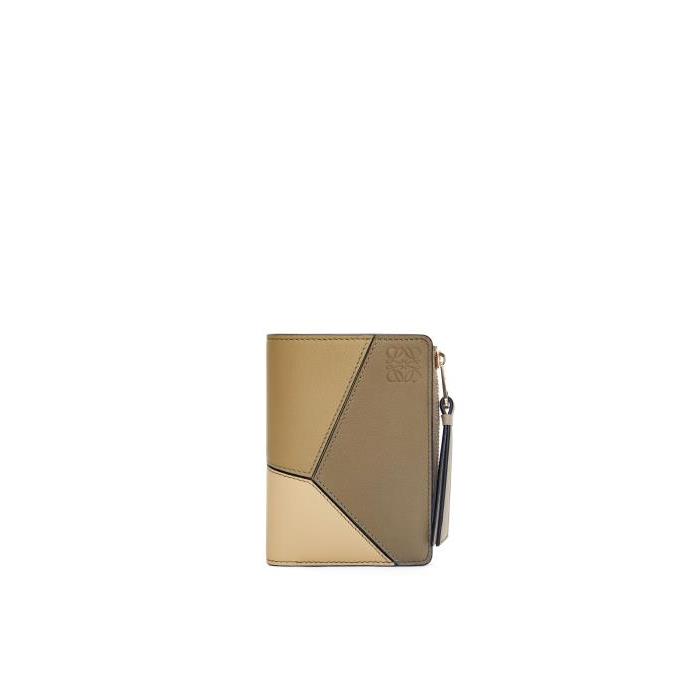로에베 여성 반지갑 Puzzle slim bifold wallet in classic calf Clay Green/Butter C510P30X03-6688이끌라로에베