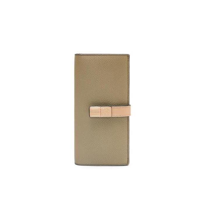 로에베 여성 지갑 Large vertical wallet in grained calfskin Artichoke Green/Dusty Beige C660S40X01-8695이끌라로에베