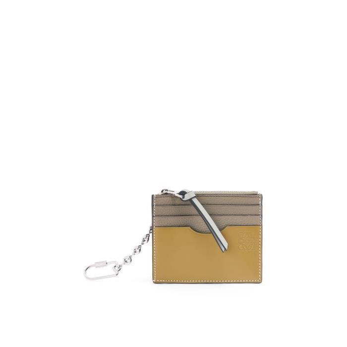 로에베 여성 카드지갑 Square cardholder in soft grained calfskin with chain Laurel Green/Ochre C821B35X01-1852이끌라로에베