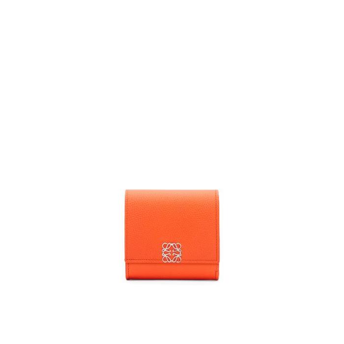 로에베 여성 반지갑 Anagram compact flap wallet in pebble grain calfskin Orange C821L57X01-9100이끌라로에베