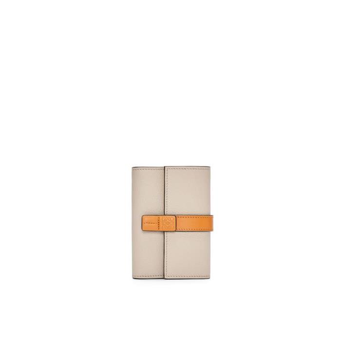 로에베 여성 반지갑 Small vertical wallet in soft grained calfskin Light Oat/Honey C660S86X01-2463이끌라로에베