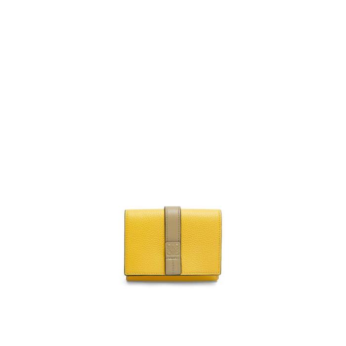 로에베 여성 반지갑 Trifold wallet in soft grained calfskin Yellow/Clay Green C660TR2X01-0013이끌라로에베