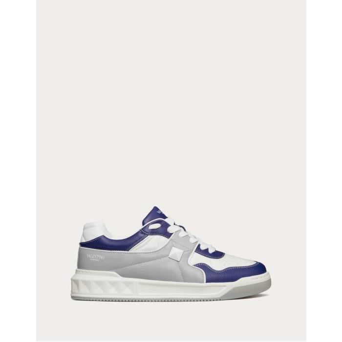 발렌티노 남성 스니커즈 운동화 One Stud Nappa Leather Low top Sneaker for Man in White/pastel Grey/blue | Valentino GB YS0E71CWA_UZ9이끌라발렌티노