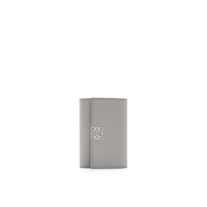 로에베 여성 반지갑 Anagram small vertical wallet in pebble grain calfskin Pearl Grey C821S33X01-1150이끌라로에베