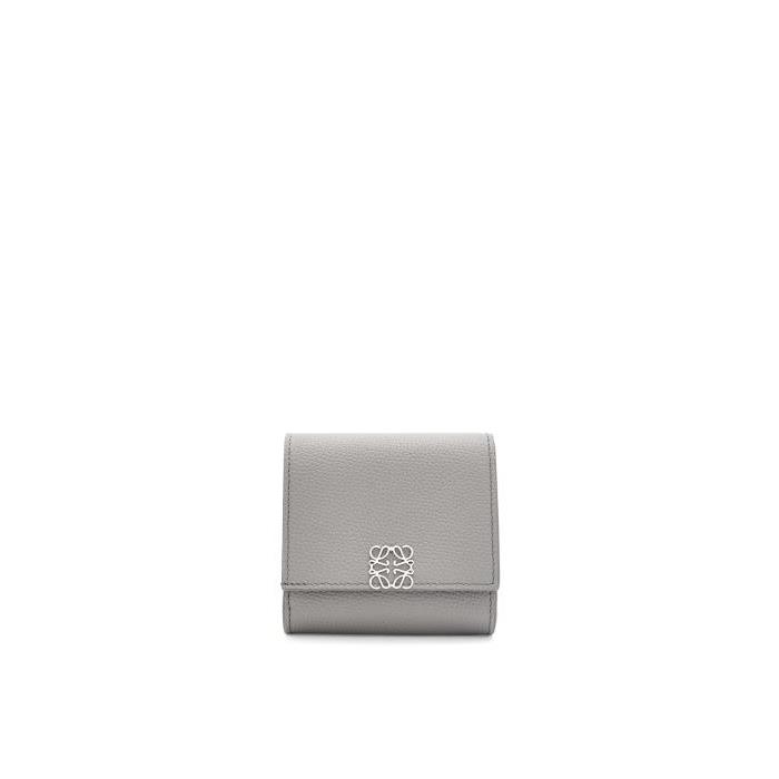 로에베 여성 반지갑 Anagram compact flap wallet in pebble grain calfskin Pearl Grey C821L57X01-1150이끌라로에베