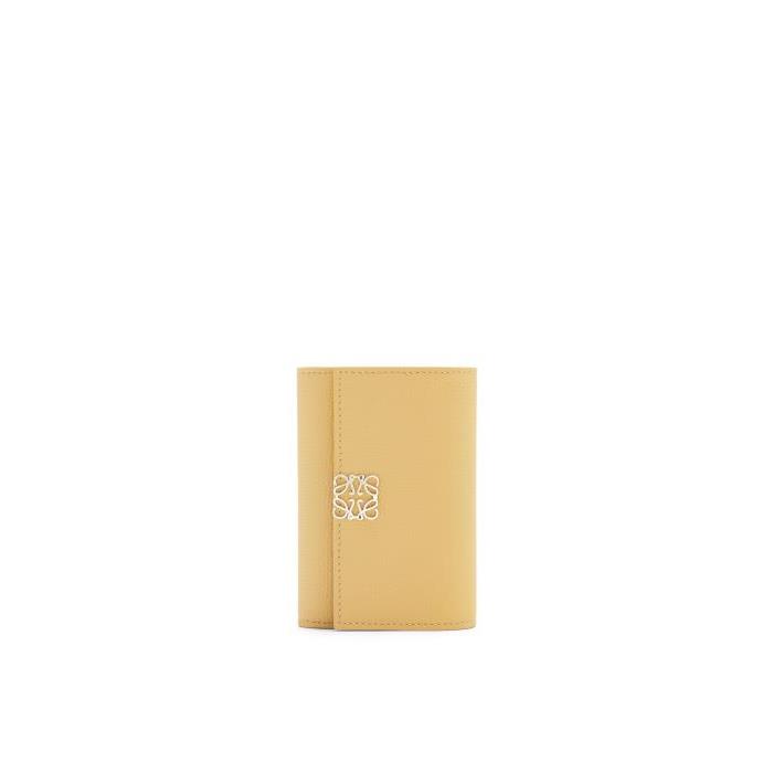 로에베 여성 반지갑 Anagram small vertical wallet in pebble grain calfskin Dark Butter C821S33X01-8752이끌라로에베