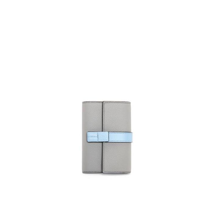 로에베 여성 반지갑 Small vertical wallet in soft grained calfskin Pearl Grey/Dusty Blue C660S86X01-6093이끌라로에베